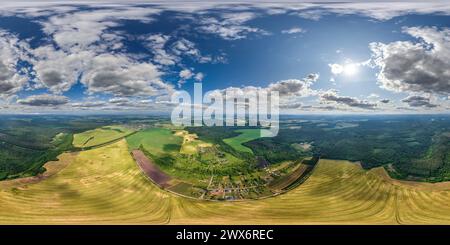 Visualizzazione panoramica a 360 gradi di vista panoramica aerea hdri 360 sul villaggio provinciale da grande altezza in proiezione sferica equirettangolare senza cuciture. può essere usato come i sostituti del cielo