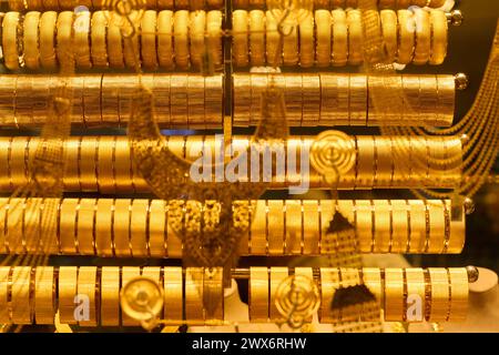 Tesori di Istanbul: Un'incredibile esposizione di gioielli d'oro fatti a mano Foto Stock