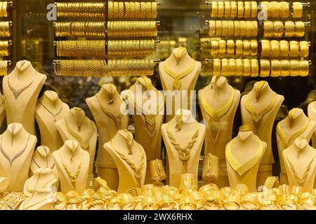 Tesori di Istanbul: Un'incredibile esposizione di gioielli d'oro fatti a mano Foto Stock