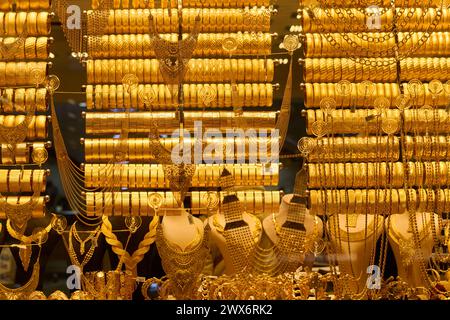 Tesori di Istanbul: Un'incredibile esposizione di gioielli d'oro fatti a mano Foto Stock