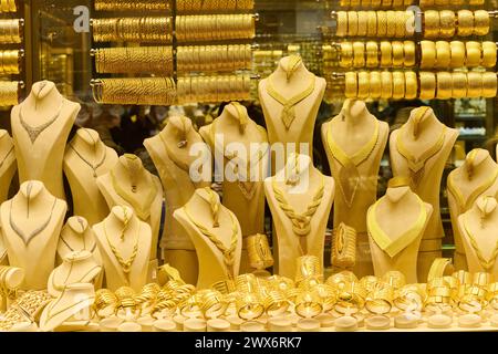 Tesori di Istanbul: Un'incredibile esposizione di gioielli d'oro fatti a mano Foto Stock