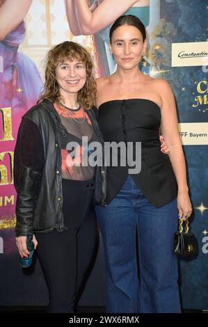 Ines Hollinger und Peri Baumeister bei der Premiere des Kinofilms Chantal im Märchenland im Zoo Palast. Berlino, 27.03.2024 *** Ines Hollinger e Peri Baumeister alla prima del film Chantal im Märchenland allo Zoo Palast Berlin, 27 03 2024 foto:XF.xKernx/xFuturexImagex chantal berlin 4341 Foto Stock