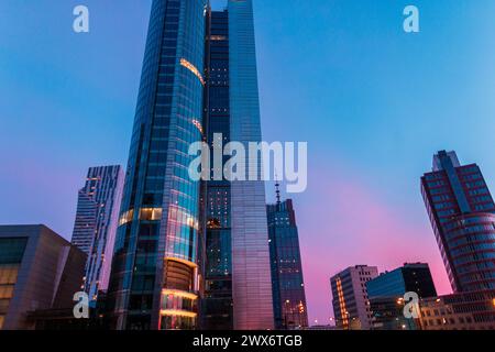 Splendida città moderna di Varsavia con uffici e uffici in un incredibile tramonto serale con colori rosa e blu Foto Stock