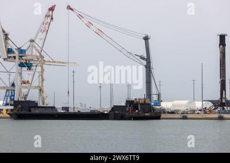 Port Canaveral, Stati Uniti. 27 marzo 2024. Falcon 9 booster di primo stadio caricato dalla nave drone JRTI Port Canaveral Florida dalla missione Starlink 6-42. Questo è il 3° booster SpaceX con diciannove voli. Contea di Brevard, Florida, 27 marzo 2024. (Foto di Scott Schilke/Sipa USA) credito: SIPA USA/Alamy Live News Foto Stock