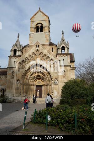 Cappella Jaki al Castello di Vajdahunyad nel Parco cittadino, con la mongolfiera BalloonFly in testa. Foto Stock