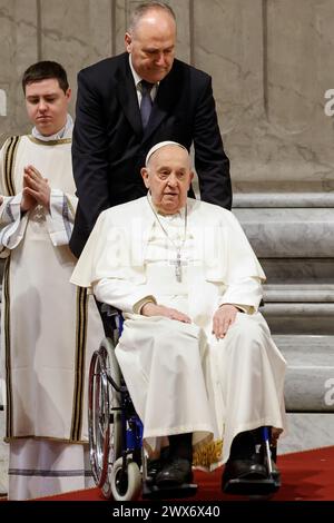 Città del Vaticano, Vaticano. 28 marzo 2024. Papa Francesco arriva per celebrare la Santa messa del Crisma a San Basilica di PeterÕs. Crediti: Riccardo De Luca - aggiornamento immagini/Alamy Live News Foto Stock