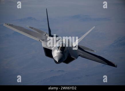 Un F-22 Raptor proveniente dalla Langley Air Force base, Virginia, si avvicina per essere rovinato da un KC-135 Stratotanker il 18 luglio 2016 Foto Stock