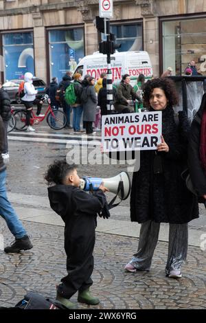 I manifestanti che protestano contro la pelliccia ad Amsterdam Paesi Bassi 23-3-2024 Foto Stock