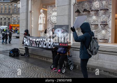 I manifestanti che protestano contro la pelliccia ad Amsterdam Paesi Bassi 23-3-2024 Foto Stock