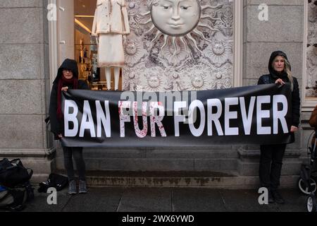 I manifestanti che protestano contro la pelliccia ad Amsterdam Paesi Bassi 23-3-2024 Foto Stock