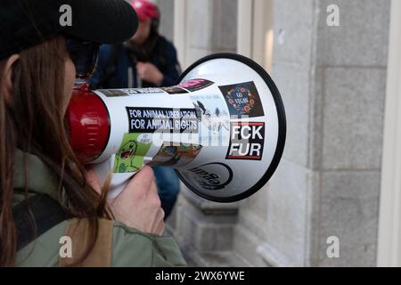 I manifestanti che protestano contro la pelliccia ad Amsterdam Paesi Bassi 23-3-2024 Foto Stock