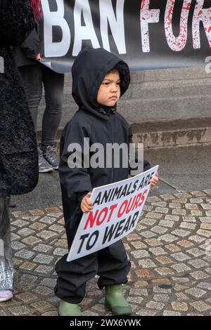 I manifestanti che protestano contro la pelliccia ad Amsterdam Paesi Bassi 23-3-2024 Foto Stock