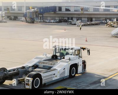 Afines, Grecia - 20 agosto 2023: Airfield Tractor arriva al terminal dell'aeroporto Foto Stock