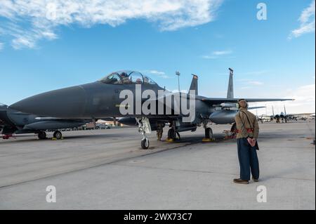 L'Air Force Airman guida i piloti di F-15E Strike Eagle mentre tornano da un volo a supporto della Red Flag 24-2 alla Nellis Air Force base di Las Vegas Foto Stock