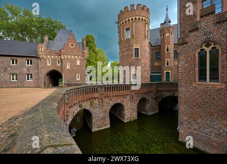 Visita il castello di Paffendorf nella Renania settentrionale-Vestfalia, in Germania, in una giornata di pioggia Foto Stock