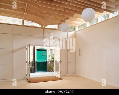 Le porte d'ingresso dell'hub si aprivano sul cortile. Pitzhanger Hub, Londra, Regno Unito. Architetto: Jo Townshend, 2023. Foto Stock