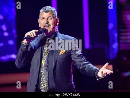 Entertainment Musik, Die Beatrice Egli Show 27.03.2024, xdanx, Entertainment Musik, Die Beatrice Egli Show, v.l. Der Saenger Semino Rossi steht bei der Aufzeichnung der ãBeatrice Egli ShowÒ a Berlin-Adlershof auf der Buehne. Die Sendung ist AM 06. Aprile 2024 zu sehen. Beteiligt sind das SWR Fernsehen, MDR Fernsehen, NDR Fernsehen und das Schweizer Fernsehen SRF. Berlin Adlershof Studio H Berlin Deutschland DE *** Entertainment Music, The Beatrice Egli Show 27 03 2024, xdanx, Entertainment Music, The Beatrice Egli Show, V l il cantante Semino Rossi è sul palco per la registrazione della Beatrice E. Foto Stock