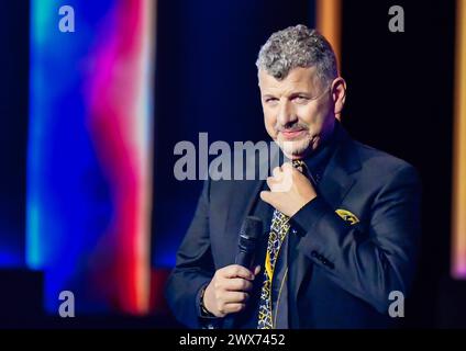 Entertainment Musik, Die Beatrice Egli Show 27.03.2024, xdanx, Entertainment Musik, Die Beatrice Egli Show, v.l. Der Saenger Semino Rossi steht bei der Aufzeichnung der ãBeatrice Egli ShowÒ a Berlin-Adlershof auf der Buehne. Die Sendung ist AM 06. Aprile 2024 zu sehen. Beteiligt sind das SWR Fernsehen, MDR Fernsehen, NDR Fernsehen und das Schweizer Fernsehen SRF. Berlin Adlershof Studio H Berlin Deutschland DE *** Entertainment Music, The Beatrice Egli Show 27 03 2024, xdanx, Entertainment Music, The Beatrice Egli Show, V l il cantante Semino Rossi è sul palco per la registrazione della Beatrice E. Foto Stock