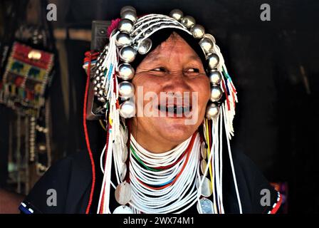 akha, donne con copricapo e abbigliamento tradizionale nel villaggio di Chiang Rai, nel nord della Thailandia Foto Stock