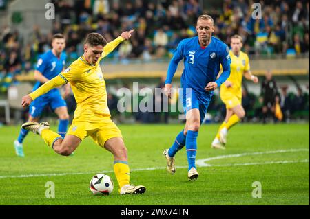 WROCLAW, POLONIA - 26 MARZO 2024: Qualifiche per UEFA Euro 2024. Partita finale di play-off Ucraina - Islanda 2:1. In azione Georgiy Sudakov (L) Gudmund Foto Stock