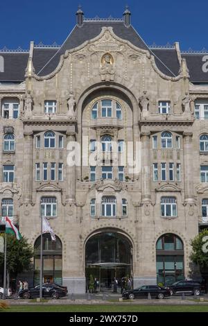 Ungheria, Budapest, il Palazzo Gresham è un esempio di architettura Art Nouveau. Completato nel 1906 come edificio per uffici e appartamenti, è oggi Foto Stock