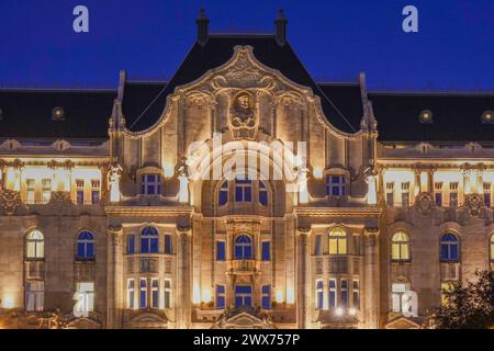 Ungheria, Budapest, il Palazzo Gresham è un esempio di architettura Art Nouveau. Completato nel 1906 come edificio per uffici e appartamenti, è oggi Foto Stock