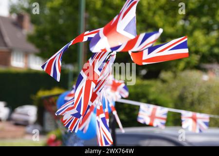 Pomeriggio britannico in giardino con bandiere che volano come un giubileo Foto Stock