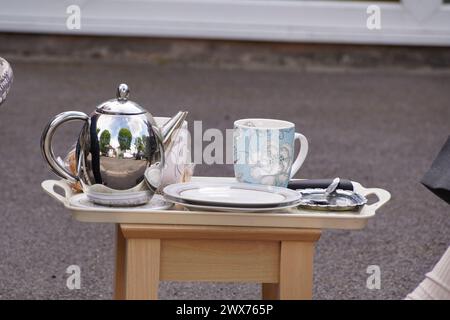 Pomeriggio britannico in giardino con bandiere che volano come un giubileo Foto Stock