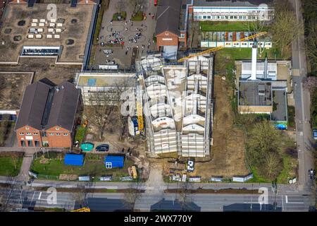 Luftbild, Baustelle mit Neubau am Gustav-Heinemann-Gymnasium, Schulhof und Schulkinder, Hiesfeld, Dinslaken, Nordrhein-Westfalen, Deutschland ACHTUNGxMINDESTHONORARx60xEURO *** Vista aerea, cantiere con nuovo edificio presso il ginnasio Gustav Heinemann, cortile scolastico e scolari, Hiesfeld, Dinslaken, Renania settentrionale-Vestfalia, Germania ACHTUNGxMINDESTHONORARx60xEURO Foto Stock