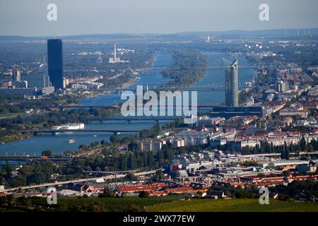 Luftbild: Donau/ Danubio, DC Tower, Millennium Tower, Skyline, Wien Oesterreich/ Vienna, Austria (nur fuer redaktionelle Verwendung. Keine Werbung. Ri Foto Stock