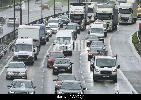 Sandwell Valley Park, 28 marzo 2024 - il traffico congestionato si è formato sulla carreggiata in direzione nord della M5 che si divide verso nord e sud della M6 vicino a Birmingham il giovedì pomeriggio mentre migliaia di turisti sono scesi sulle strade per la Pasqua Bank Holiday nonostante le forti piogge e i forti venti della tempesta Nelson. Tra i piloti frustrati sono state avvistate diverse roulotte e camper. Credito: Interrompi stampa Media/Alamy Live News Foto Stock