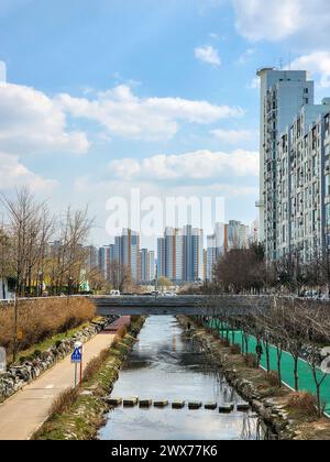 Un ruscello e un sentiero pedonale in un complesso di appartamenti a Seoul, Corea del Sud Foto Stock