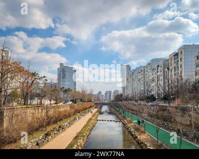 Un ruscello e un sentiero pedonale negli appartamenti Olympic Village a Seoul, Corea del Sud Foto Stock