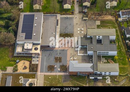 Luftbild, Grundschule Hagenschule, Neubau Spielplatz und kleiner Garten auf dem Schulhof mit spielenden Kindern, Hagenviertel, Dinslaken, Nordrhein-Westfalen, Deutschland ACHTUNGxMINDESTHONORARx60xEURO Foto Stock