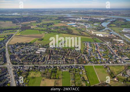 Luftbild, Wohngebiet Ortsansicht Ortsteil Friedrichsfeld, Blick zum Hafen Emmersum und Fluss Rhein, Fernsicht, Friedrichsfeld, Voerde, Nordrhein-Westfalen, Deutschland ACHTUNGxMINDESTHONORARx60xEURO *** Vista aerea, zona residenziale vista locale distretto Friedrichsfeld, vista sul porto Emmersum e sul fiume Reno, vista distante, Friedrichsfeld, Voerde, Renania settentrionale-Vestfalia, Germania ATTENTIONxMINDESTHONORARx60xEURO Foto Stock