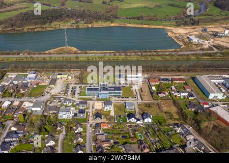 Luftbild, Neubau VORUM - Verwaltung Volksbank Rhein Lippe Gebäude mit Solardach, Raiffeisenstraße, hinten der Lipperandsee, Friedrichsfeld, Voerde, Nordrhein-Westfalen, Deutschland ACHTUNGxMINDESTHONORARx60xEURO *** Vista aerea, nuovo edificio VORUM amministrazione Volksbank Rhein Lippe edificio con tetto solare, Raiffeisenstraße, dietro il Lipperandsee, Friedrichsfeld, Voerde, Renania settentrionale-Vestfalia, Germania ATTENTIONxMINDESTHONORARx60xEURO Foto Stock