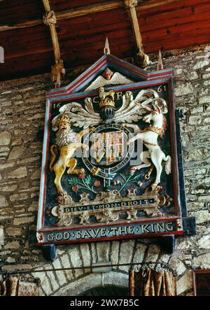 St James' Church, St Kew, Wadebridge, Cornovaglia. Lo stemma reale di re Carlo II fu collocato qui nel 1661 al suo trono. Foto Stock