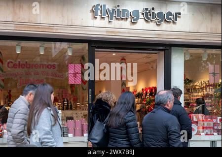 I pedoni e gli amanti dello shopping passano accanto alla catena di articoli da regalo danese Flying Tiger Copenhagen, negozio in Spagna. Foto Stock