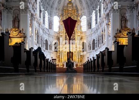 Monaco, Germania. 28 marzo 2024. Un panno rosso copre la croce di fronte all'altare di St. La Chiesa di Michael. In molte chiese, le raffigurazioni di Gesù sono velate nel periodo precedente la Pasqua, per poi essere nuovamente svelate cerimonialmente in una funzione ecclesiastica il venerdì Santo. Crediti: Sven Hoppe/dpa/Alamy Live News Foto Stock