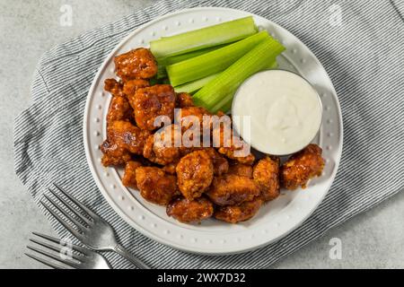 Ali di pollo alla griglia e disossati piccanti con ranch e sedano Foto Stock
