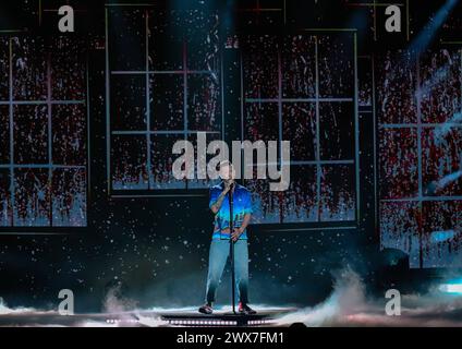 27.03.2024, xlakx, Entertainment Musik, Die Beatrice Egli Show emspor, v.l. Der Saenger Ben Zucker steht bei der Aufzeichnung der ãBeatrice Egli ShowÒ a Berlin-Adlershof auf der Buehne. Berlin Adlershof *** 27 03 2024, xlakx, Entertainment Music, The Beatrice Egli Show emspor, V l il cantante Ben Zucker è sul palco di Berlino Adlershof durante la registrazione del Beatrice Egli Show di Berlino Adlershof Foto Stock