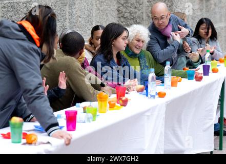 Monaco, Germania. 28 marzo 2024. Un gruppo di progetto del Centro per le migrazioni protestanti sta ricreando il dipinto di Leonardo da Vinci "l'ultima cena" di fronte alla Frauenkirche nel centro della città. Il gruppo è composto da persone di diversa provenienza e vuole mostrare una Monaco cosmopolita con questa azione. Crediti: Sven Hoppe/dpa/Alamy Live News Foto Stock