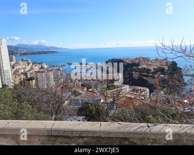 Vista panoramica sulla città di Monaco, conosciuta come "la roccia", su un promontorio che si estende nel Mar Mediterraneo nel Principato di Monaco. Foto Stock