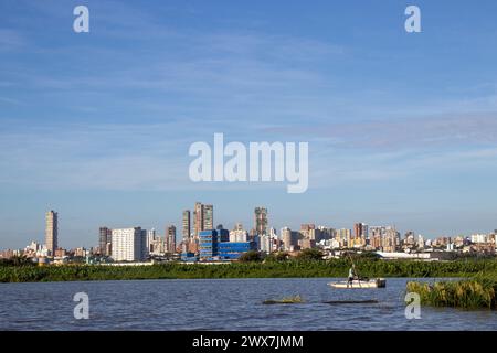 Paesaggio urbano di Barranquilla, Colombia, in una giornata estiva Foto Stock