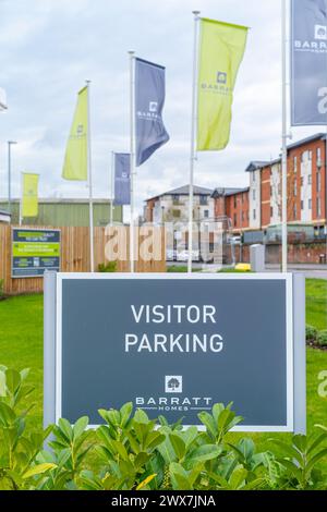 Barratt Homes Visitor Parking cartello presso l'ufficio del centro vendite di un cantiere britannico di case di nuova costruzione. Foto Stock