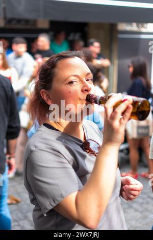 donna adulta, gode delle feste regionali della sua città, in un'atmosfera festosa. Foto Stock