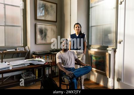 Ritratto di colleghi di sesso maschile e femminile sicuri sul posto di lavoro Foto Stock