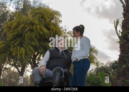 nonostante abbia perso entrambe le gambe, questa coppia inclusiva si ama ancora, in questa foto posano in relax Foto Stock