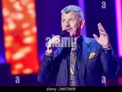 27.03.2024, xlakx, Entertainment Musik, Die Beatrice Egli Show emspor, v.l. Der Saenger Semino Rossi steht bei der Aufzeichnung der ãBeatrice Egli ShowÒ a Berlin-Adlershof auf der Buehne. Berlin Adlershof *** 27 03 2024, xlakx, Entertainment Music, The Beatrice Egli Show emspor, V l il cantante Semino Rossi è sul palco di Berlino Adlershof durante la registrazione del Beatrice Egli Show di Berlino Adlershof Foto Stock