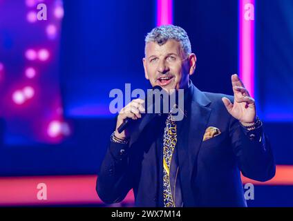 27.03.2024, xlakx, Entertainment Musik, Die Beatrice Egli Show emspor, v.l. Der Saenger Semino Rossi steht bei der Aufzeichnung der ãBeatrice Egli ShowÒ a Berlin-Adlershof auf der Buehne. Berlin Adlershof *** 27 03 2024, xlakx, Entertainment Music, The Beatrice Egli Show emspor, V l il cantante Semino Rossi è sul palco di Berlino Adlershof durante la registrazione del Beatrice Egli Show di Berlino Adlershof Foto Stock